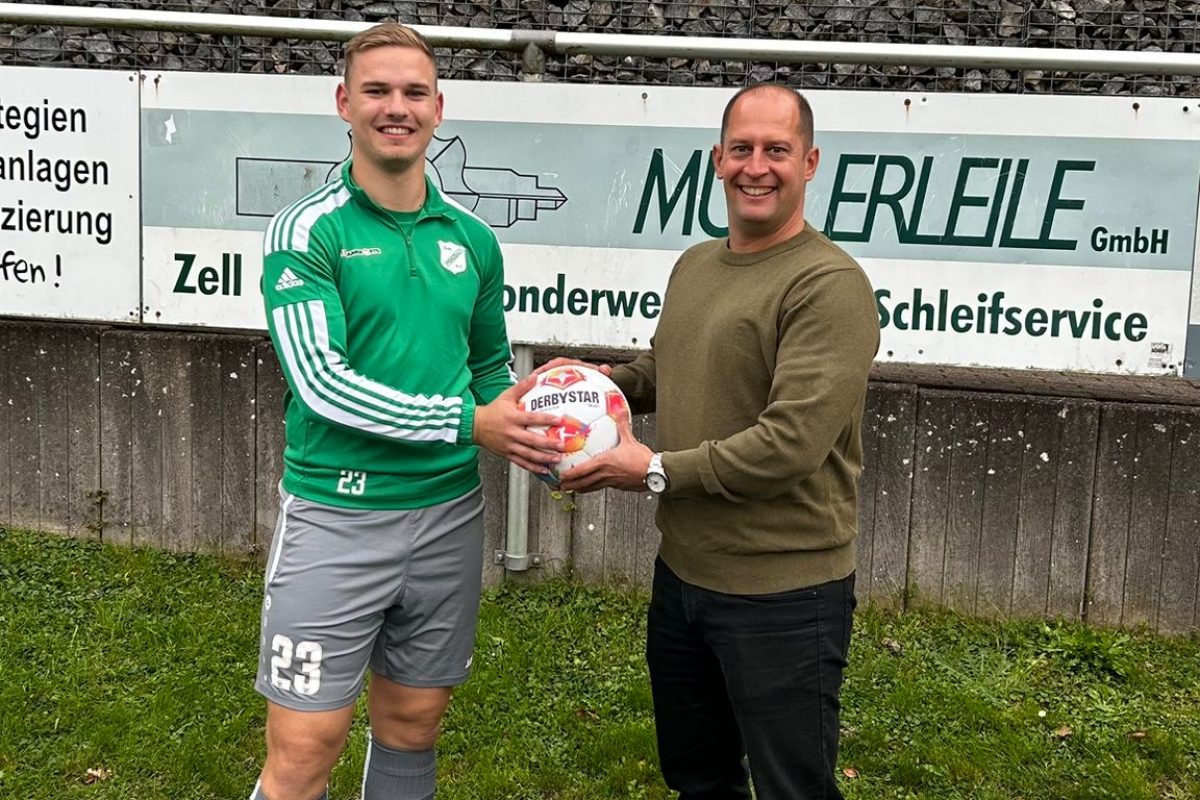 Markus Schäfer überreicht den neuen Spielball an Andreas Haas