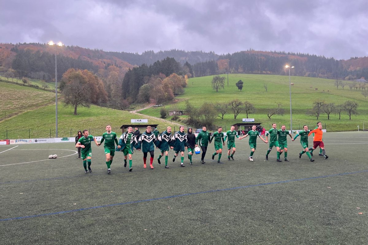 Darauf mussten alle lange warten – la ola Welle nach einem Sieg