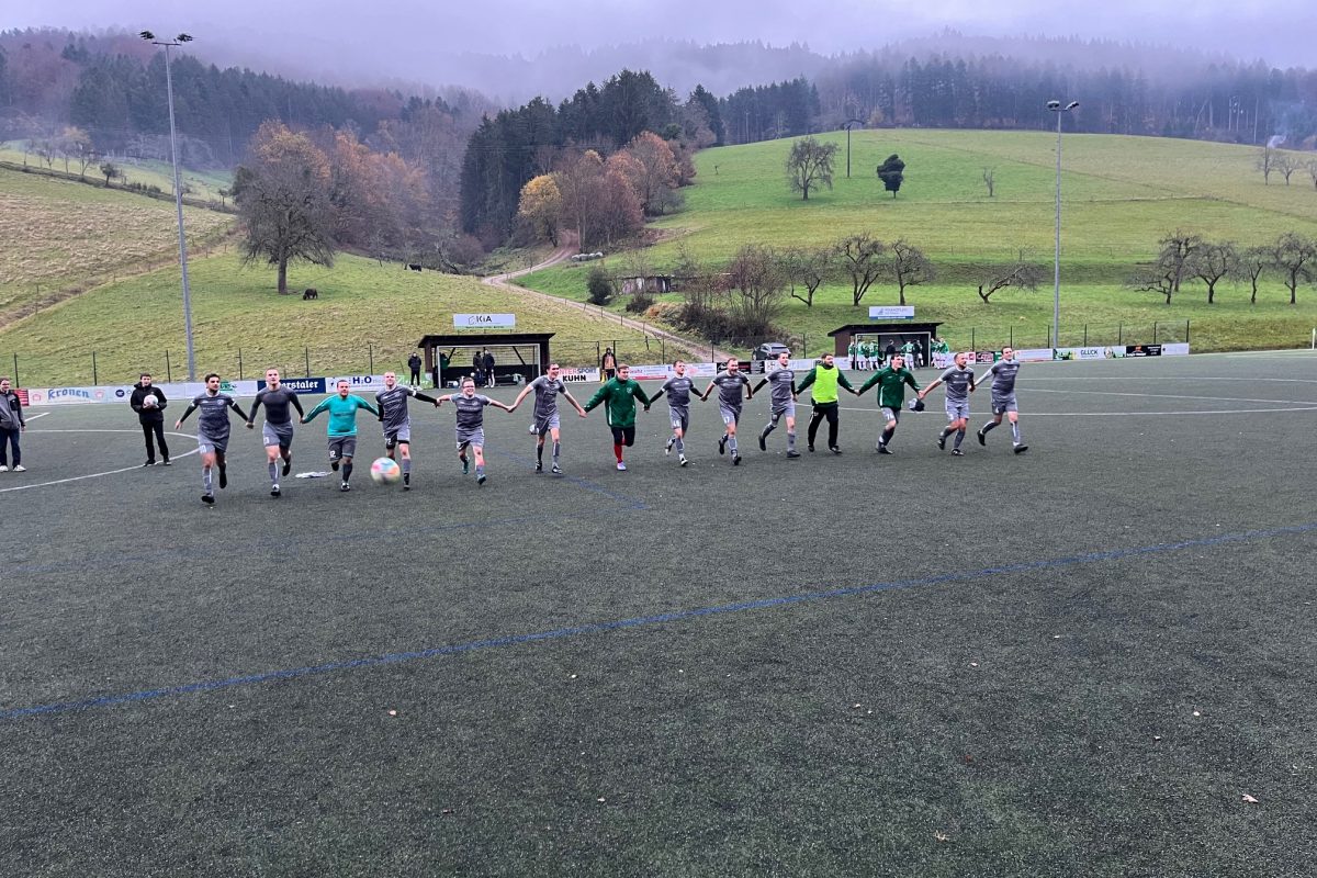 Dafür ist kein Weg zu weit -  la ola Welle nach einem Sieg