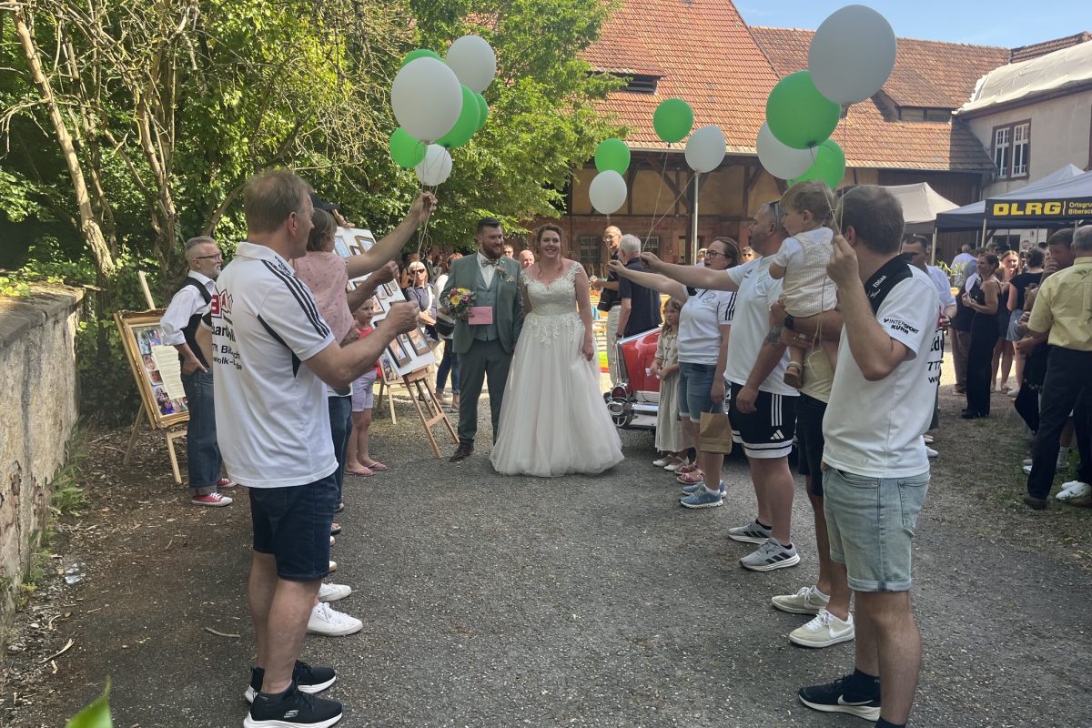 Zoe und Felix im Reigen der DJK Prinzbach und beim Torschuss