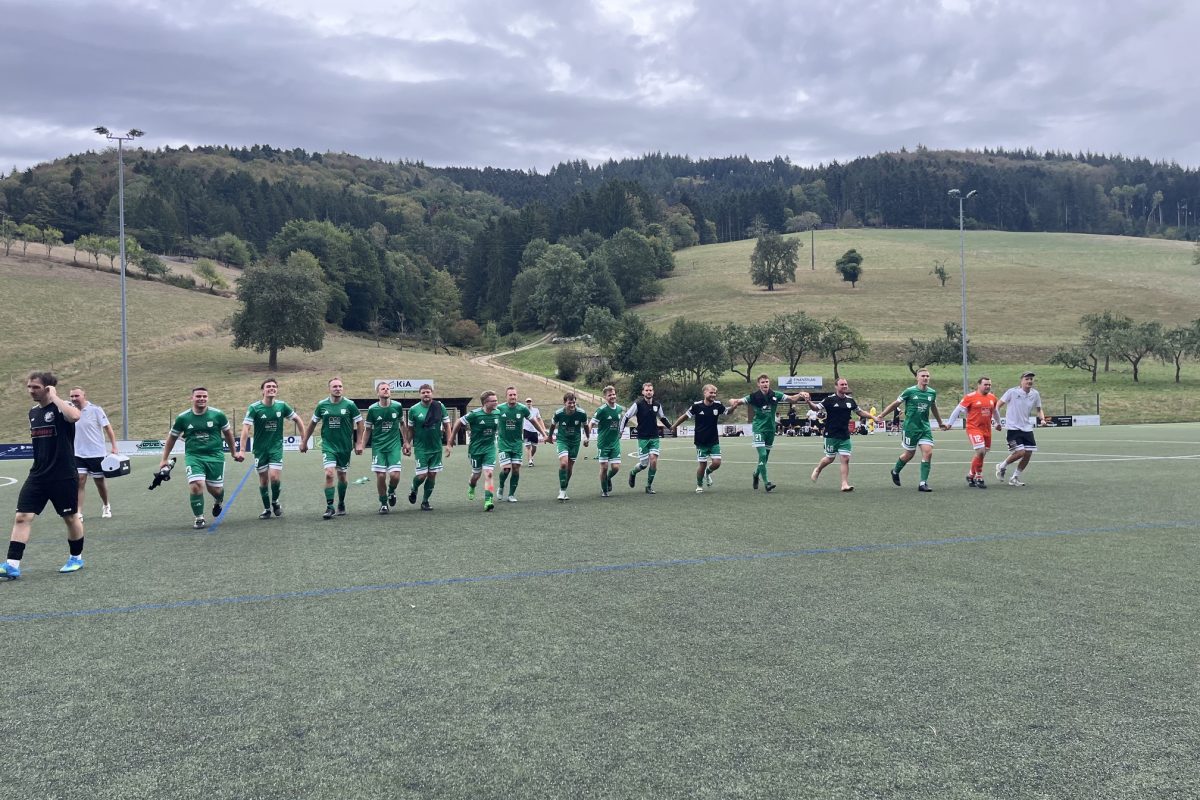 Prinzbach feiert den Sieg mit der La ola Welle